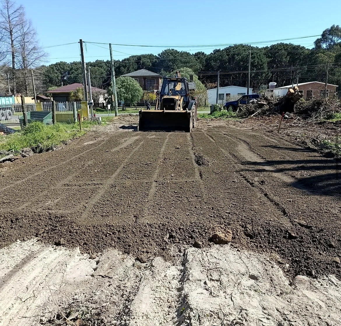 Nivelación de terreno con retroexcavadora