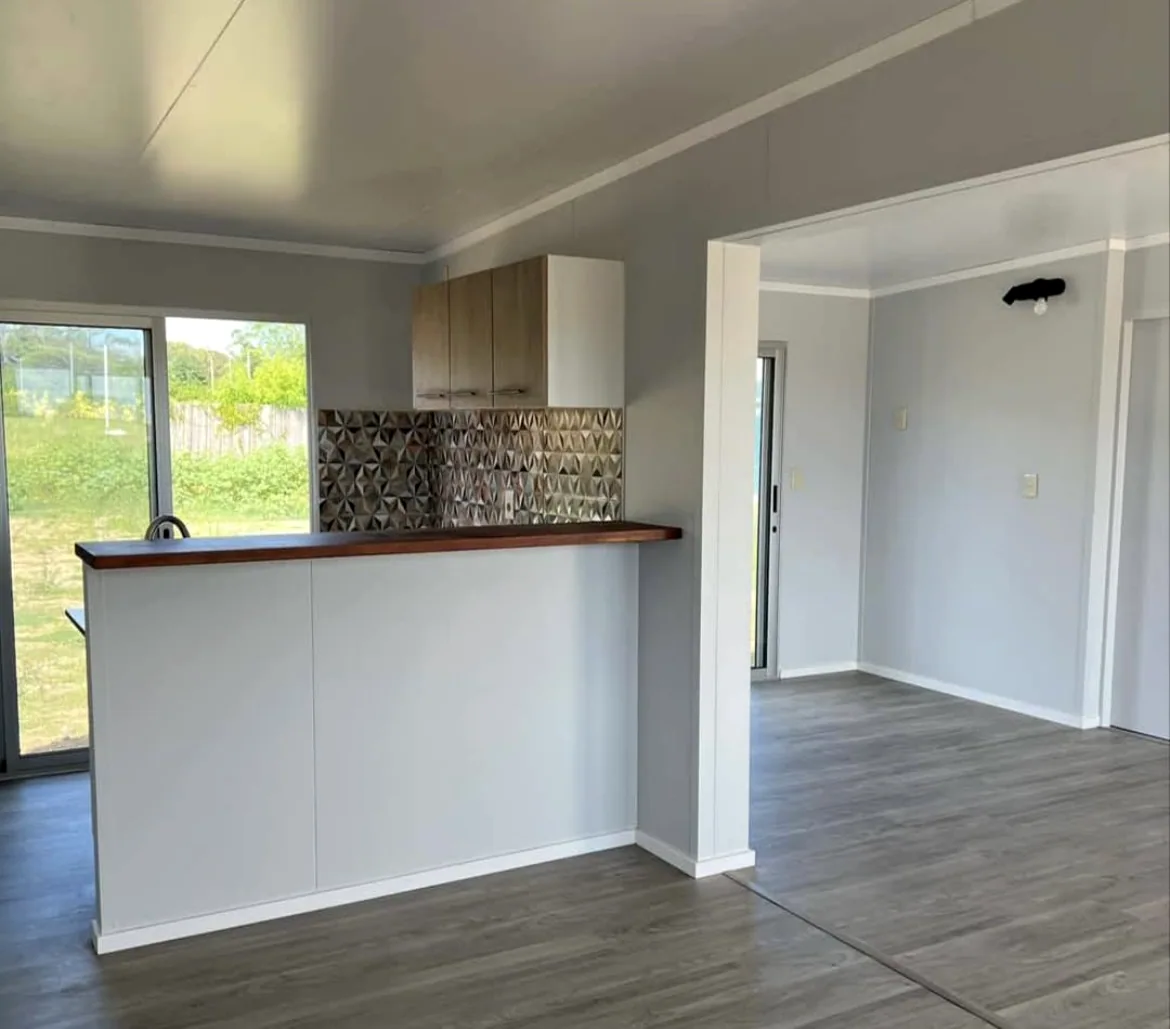 Interior residencial con cocina integrada